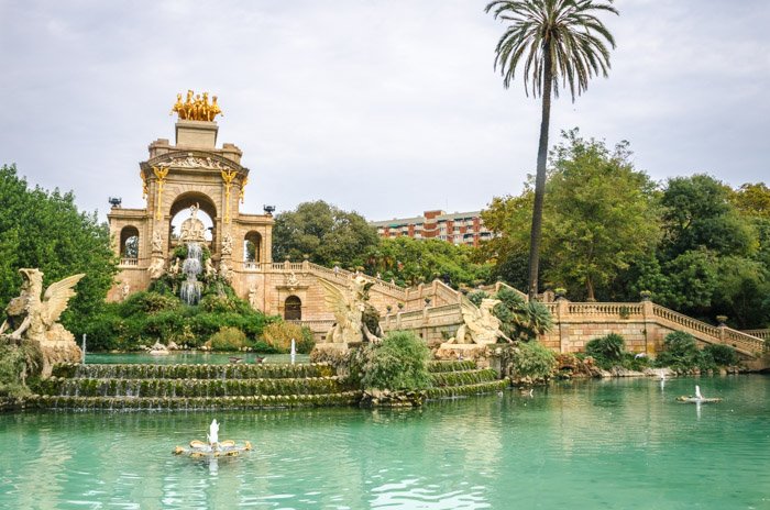 фото красивого парка в Барселоне с озером и фонтанами