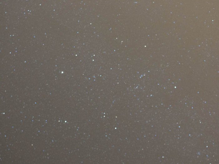Зернистая фотография созвездия Аурига.
