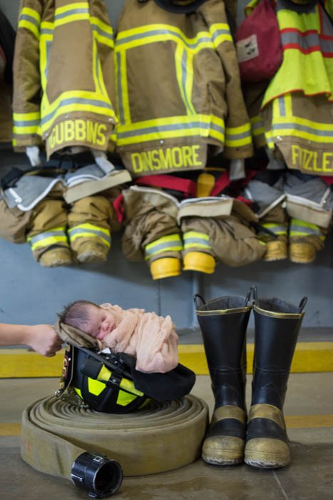 ребенок в пожарном шлеме, креативная детская фотография