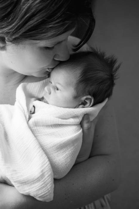 новорожденные фотографии позирование матери и ребенка, мама целует ребенка