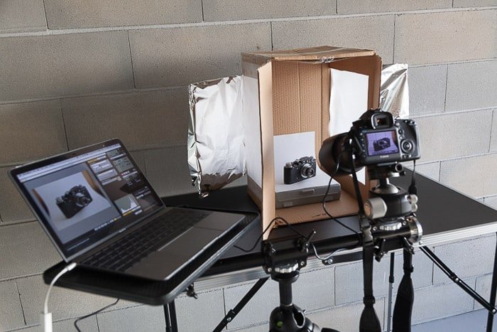 Установка для фотосессии, включающая ноутбук, световой короб, зеркальную камеру на штативе