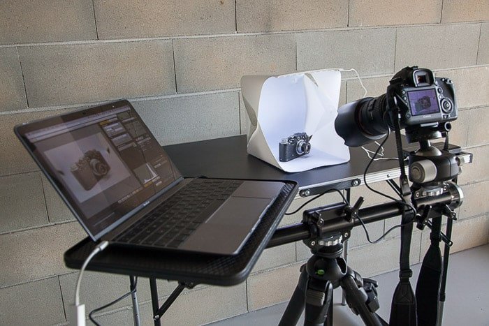 Самодельная установка для фотосессии, включающая ноутбук, самодельный световой короб, зеркальную камеру на штативе