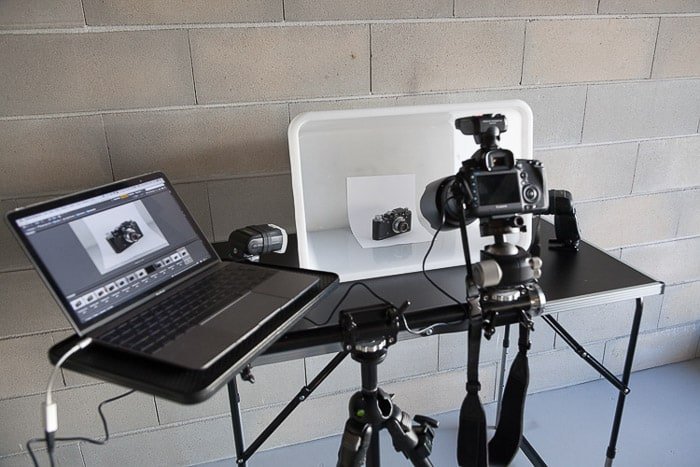 Самодельная установка для фотосессии, включающая ноутбук, рассеиватель для вспышки 