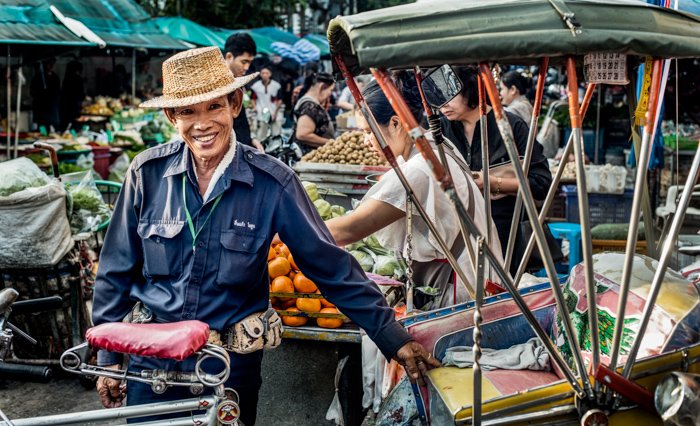 Документальная фотография азиата на уличном рынке