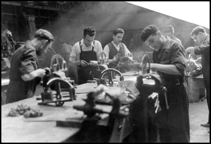 Черно-белая фотография мужчин за работой на фабрике Герды Таро
