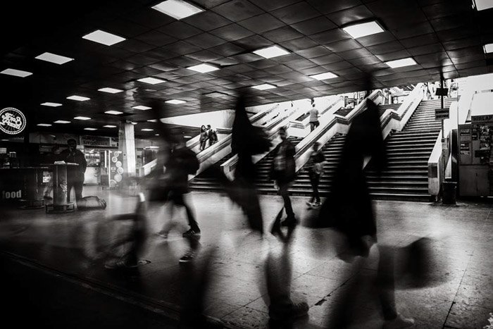 Черно-белая фотография станции метро в Будапеште