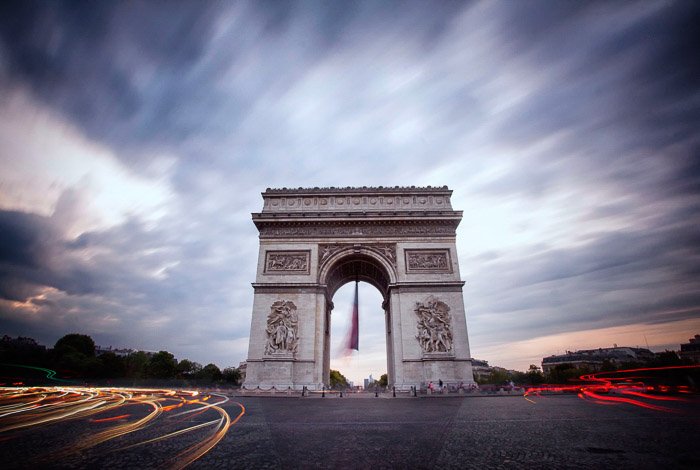 Снимок с длинной выдержкой из парижской Триумфальной арки