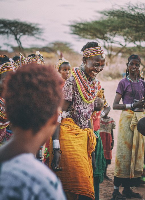 Документальный снимок улыбающейся женщины из племени Африки