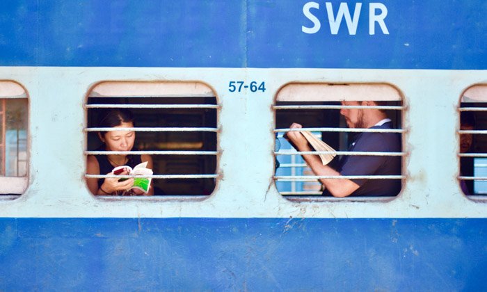 Дорожная фотография людей, читающих книги в поезде