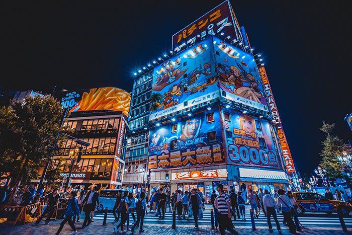 Фотография из Японии неоновые рекламные щиты ночью
