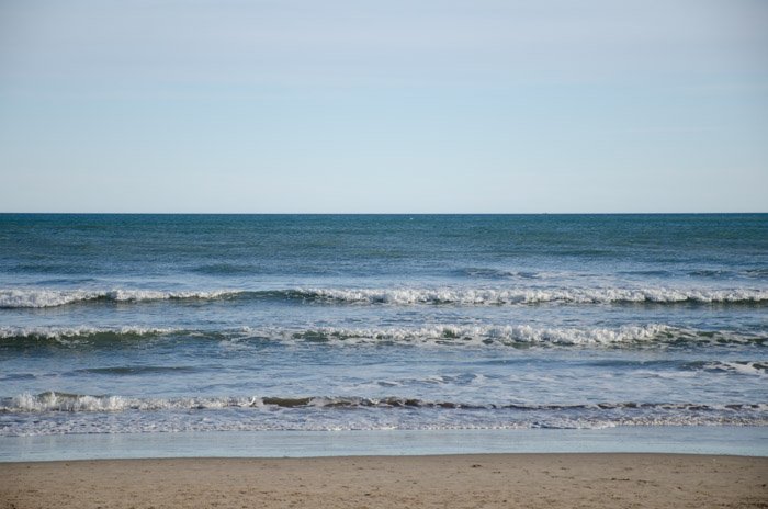 Фотография морского берега, снятая без поляризационного фильтра.