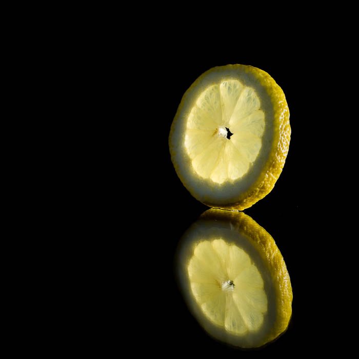 Креативное фото стоящей лимонной дольки
