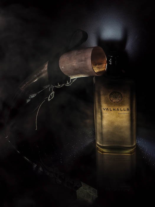 Атмосферная фотография бутылки финского ликера рядом с рогом викинга