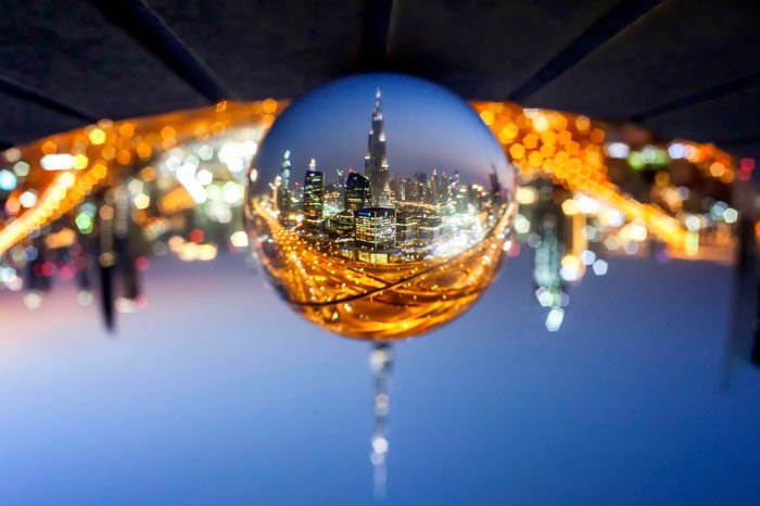 хрустальный шар фотография города вверх ногами