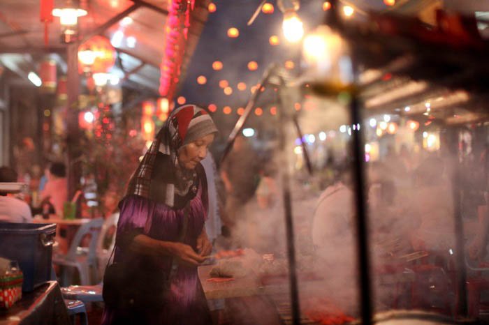 Ночной снимок уличного торговца едой