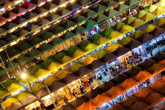 Вид с воздуха на рынок ночью