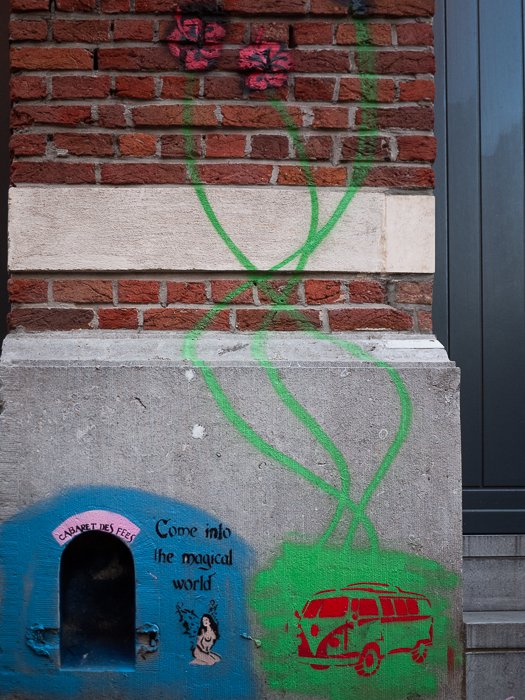 фото крупным планом разноцветных граффити на стене. городская фотография
