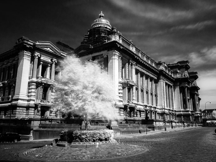 Фотографирование зданий: Инфракрасная черно-белая фотография фасада Дворца правосудия в Брюсселе