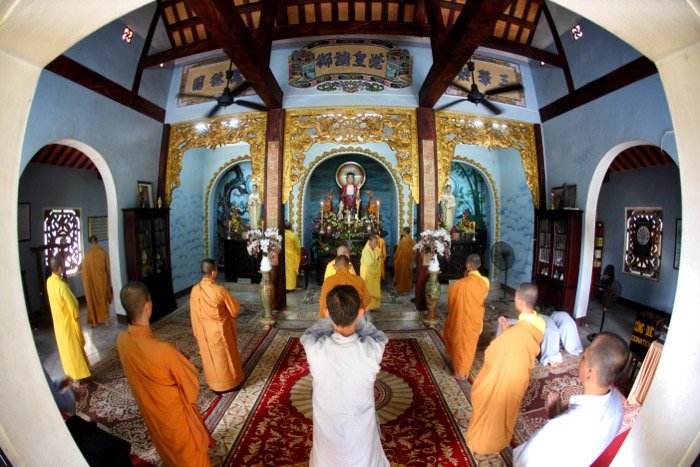 Сохраняя почтительное расстояние при фотографировании традиционной церемонии в храме.