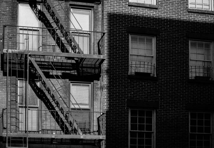 Черно-белая фотография экстерьера здания