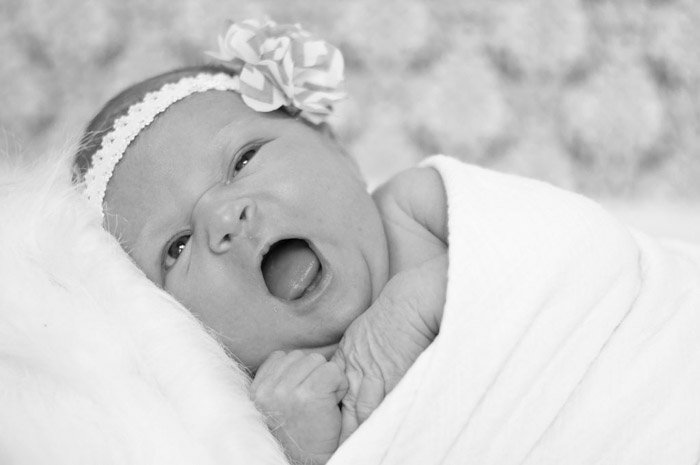 Черно-белый портрет новорожденного крупным планом