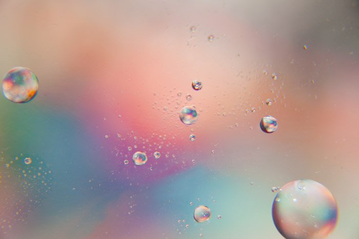 Радужный фон с цветными пузырьками - удивительная абстрактная фотография с маслом и водой