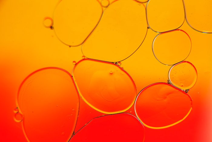 интенсивный красный и оранжевый фон с пузырьковыми формами