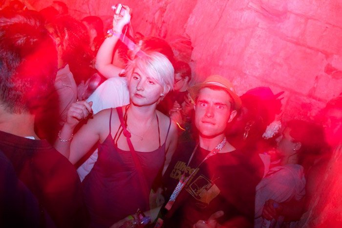 люди, танцующие в ночном клубе в условиях недостаточного освещения