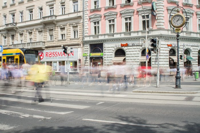 Фотография оживленной улицы, Будапешт, использование ND-фильтра для частичного уменьшения толпы людей.