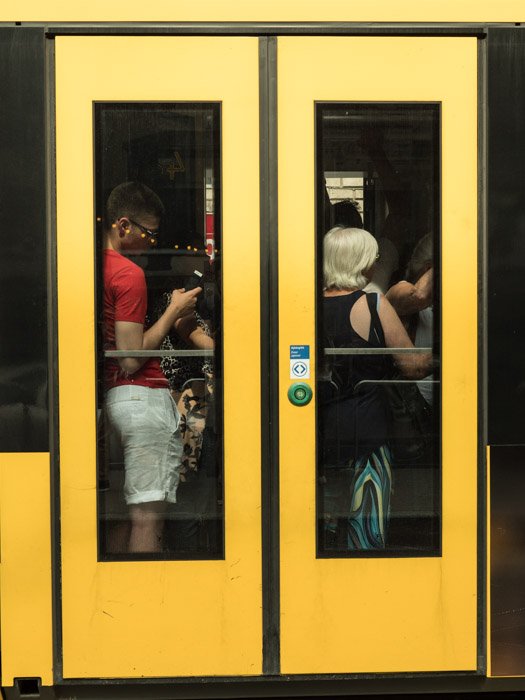 Уличная фотография двери трамвая в Будапеште, сделанная на камеру Panasonic gh5 Крейгом Халлом