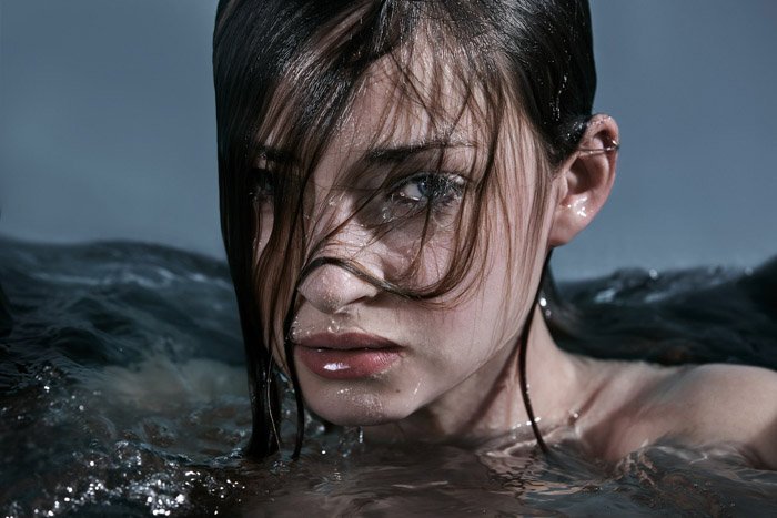 Портрет женщины-модели с головой над водой. Обладатель второго места в конкурсе Lens Culture portrait award 2017