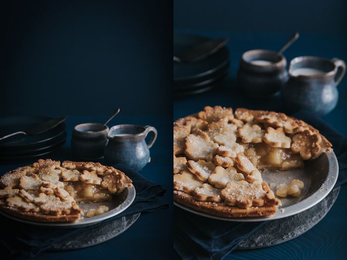 Диптих фотоколлаж, показывающий 2 разных ракурса печеного яблочного пирога с синей посудой, столовыми приборами и фоном.