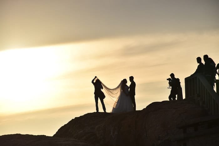 Мечтательная вечерняя фотография свадебной вечеринки на открытом воздухе на закате
