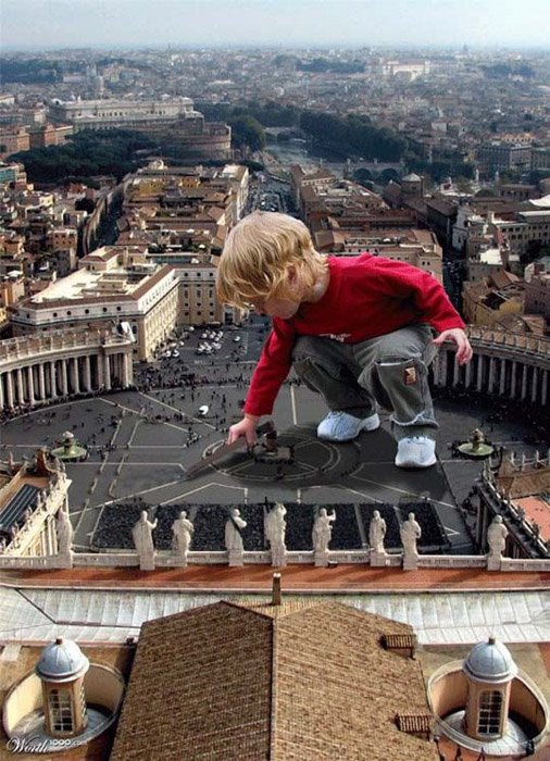 Отредактированная фотография ребенка, наложенная на фотографию города. 