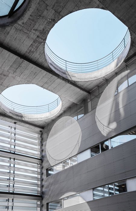Архитектурная фотография, где отверстия в потолке отбрасывают круглые тени - примеры сопоставления в фотографии