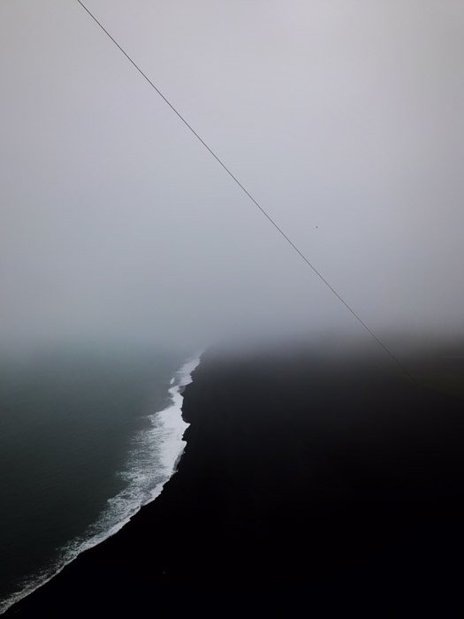 Атмосферное темное изображение береговой линии в сочетании с пасмурным небом