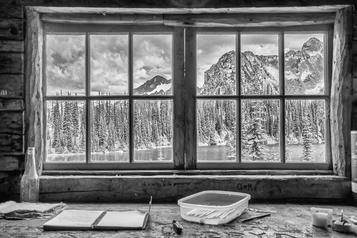 Ледяной пейзаж, сфотографированный через окно хижины. Естественное обрамление для композиции пейзажной фотографии