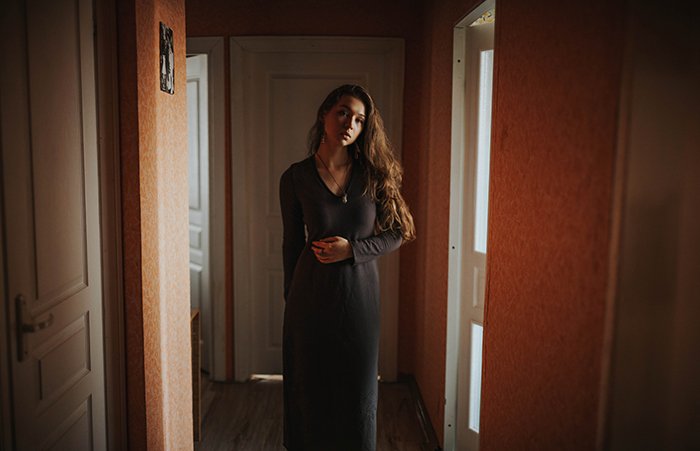 портрет девушки в длинном сером платье в помещении - портретная съемка при естественном свете