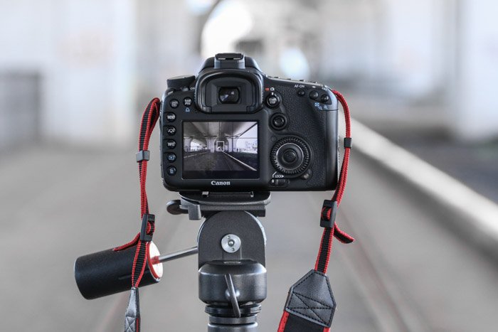 DSLR камера на штативе с использованием ND фильтра