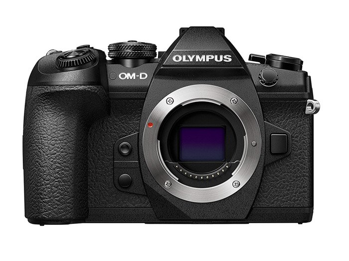 Изображение камеры Olympus OM-D E-M1 II на белом фоне. Обзор Panasonic gh5.