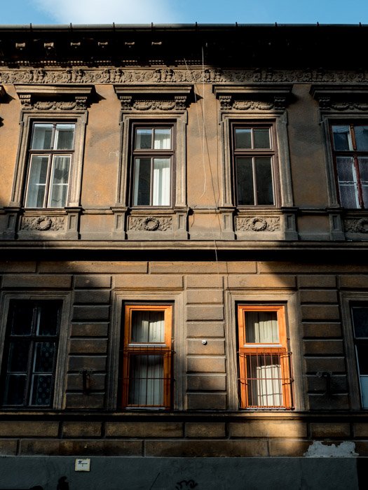 Уличная фотография экстерьера здания в Будапеште, сделанная на камеру Panasonic gh5 Крейгом Халлом
