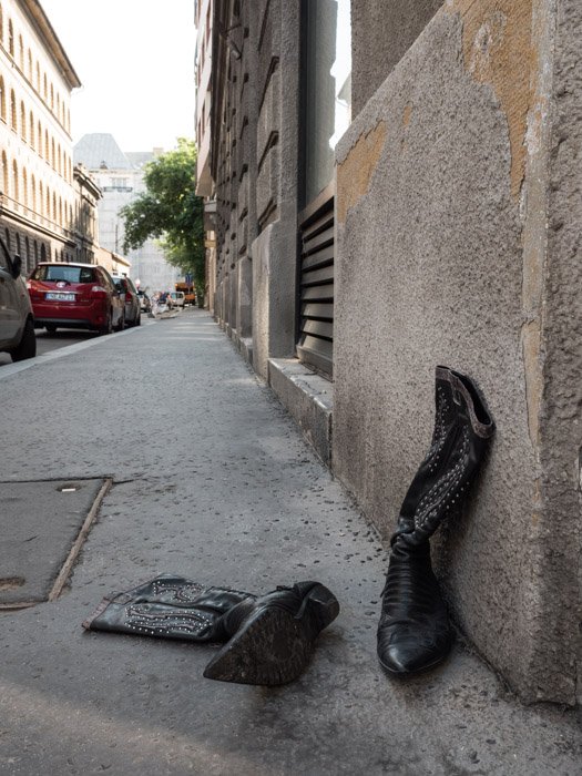Уличная фотография пары ботинок, оставленных на улице, сделанная на камеру Panasonic gh5 Крейгом Халлом