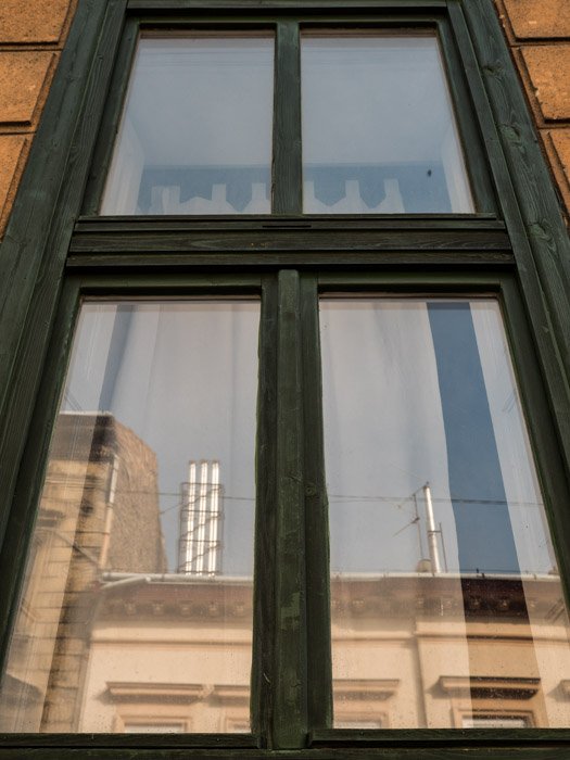 Уличная фотография внешнего вида окна в Будапеште, сделанная на камеру Panasonic gh5 Крейгом Халлом