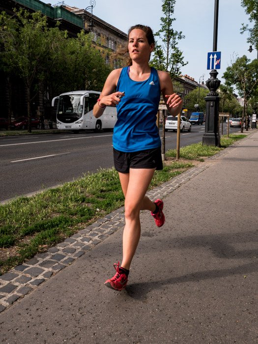 Уличная фотография бегущей женщины в Будапеште, сделанная на камеру Panasonic gh5 Крейгом Халлом