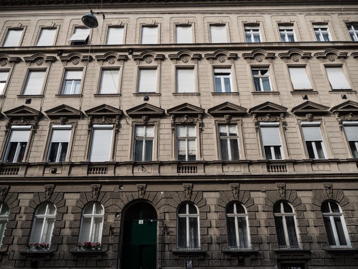 Уличная фотография экстерьера жилого дома в Будапеште, сделанная на камеру Panasonic gh5 Крейгом Халлом
