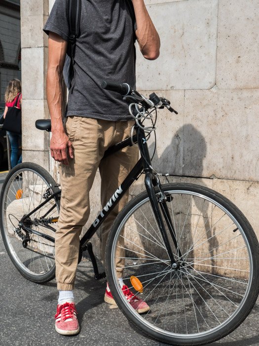 Уличная фотография мужчины на велосипеде, сделанная на камеру Panasonic gh5 Крейгом Халлом