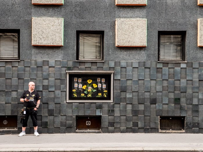 Уличная фотография мужчины, стоящего у театра в Будапеште, сделанная на камеру Panasonic gh5 Крейгом Халлом