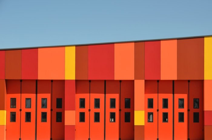  Примеры фотореферата ярко-красного и оранжевого здания под голубым небом.