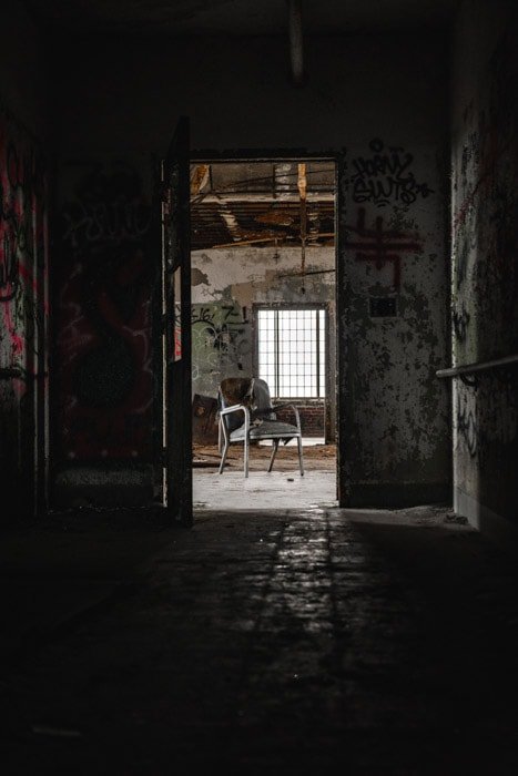 Атмосферная и мрачная фотография интерьера заброшенного здания как часть фотоэссе