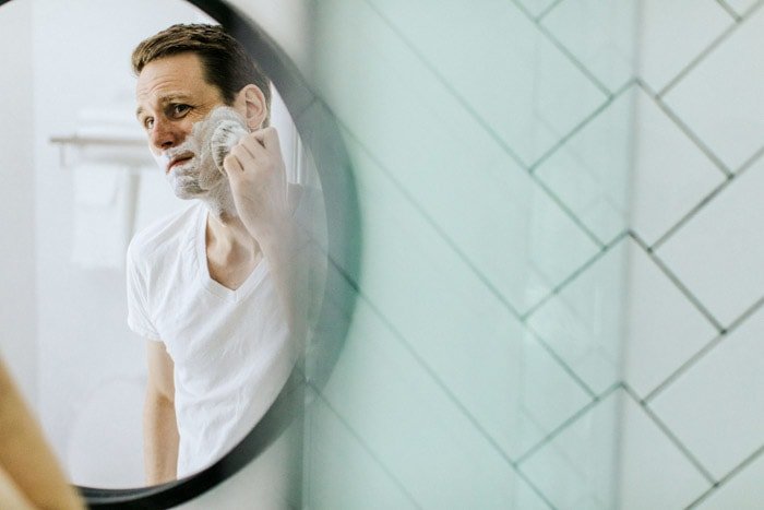 Портретная фотография мужчины, бреющегося в зеркале. Примеры фоторефератов.